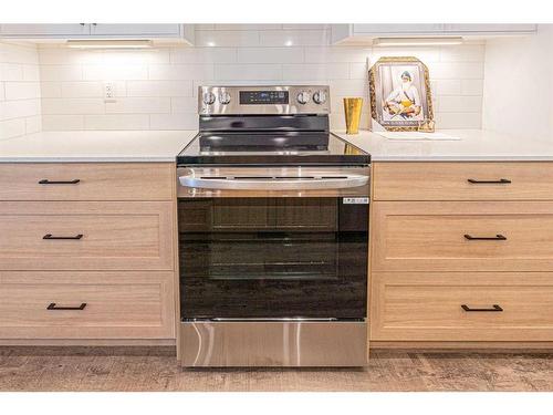 272 Corner Glen Crescent Ne, Calgary, AB - Indoor Photo Showing Kitchen