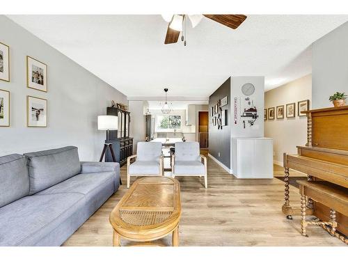 112 Hodson Crescent, Okotoks, AB - Indoor Photo Showing Living Room