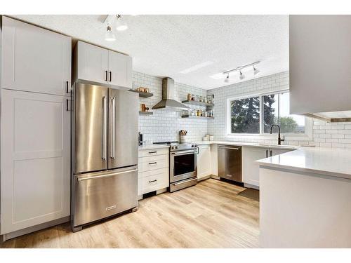 112 Hodson Crescent, Okotoks, AB - Indoor Photo Showing Kitchen With Upgraded Kitchen