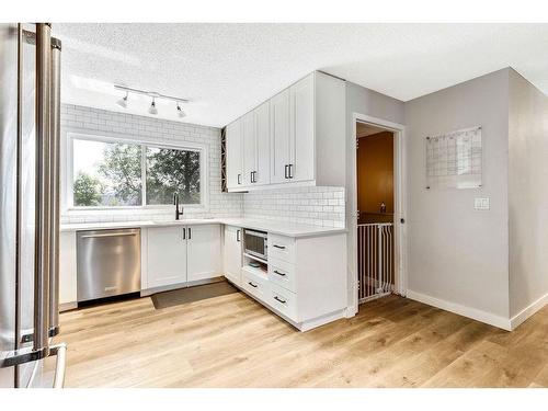 112 Hodson Crescent, Okotoks, AB - Indoor Photo Showing Kitchen