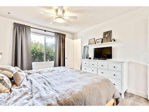 112 Hodson Crescent, Okotoks, AB - Indoor Photo Showing Bedroom