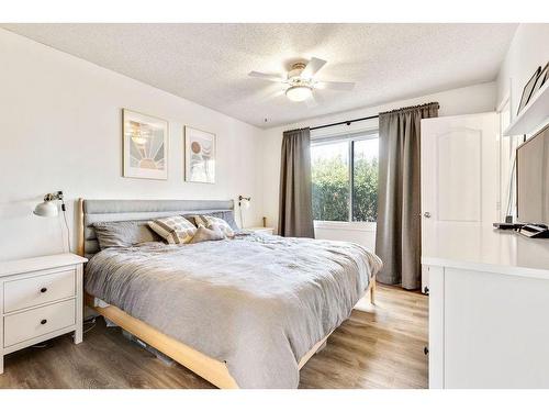 112 Hodson Crescent, Okotoks, AB - Indoor Photo Showing Bedroom