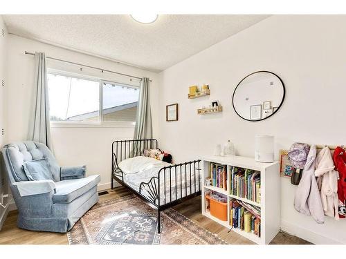 112 Hodson Crescent, Okotoks, AB - Indoor Photo Showing Bedroom