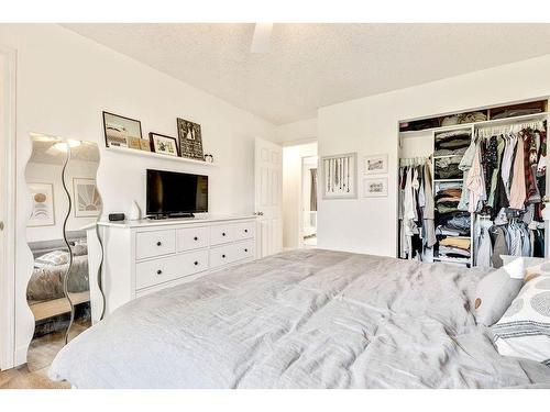 112 Hodson Crescent, Okotoks, AB - Indoor Photo Showing Bedroom