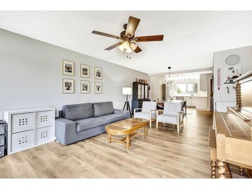 112 Hodson Crescent, Okotoks, AB - Indoor Photo Showing Living Room