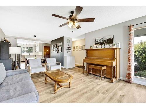 112 Hodson Crescent, Okotoks, AB - Indoor Photo Showing Living Room