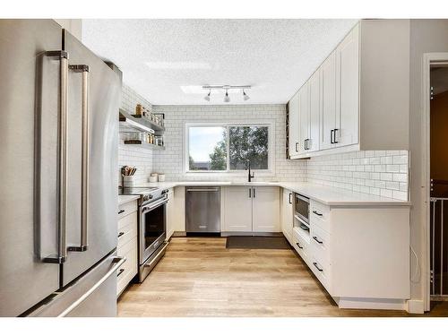 112 Hodson Crescent, Okotoks, AB - Indoor Photo Showing Kitchen With Upgraded Kitchen