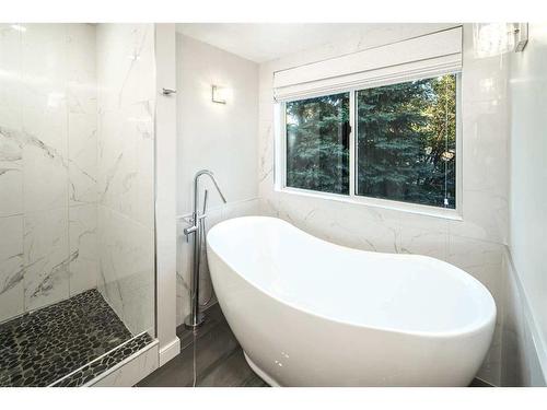 62 Edgebank Circle Nw, Calgary, AB - Indoor Photo Showing Bathroom