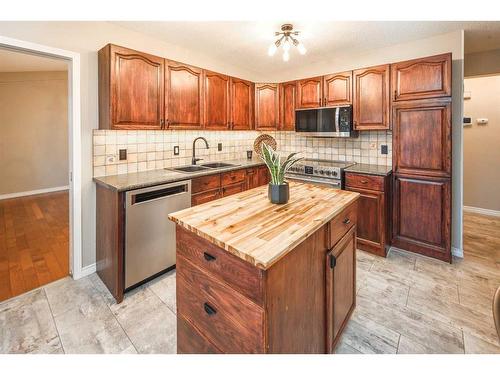 62 Edgebank Circle Nw, Calgary, AB - Indoor Photo Showing Kitchen With Double Sink