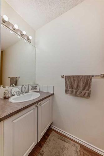 113 Douglas Glen Park Se, Calgary, AB - Indoor Photo Showing Bathroom