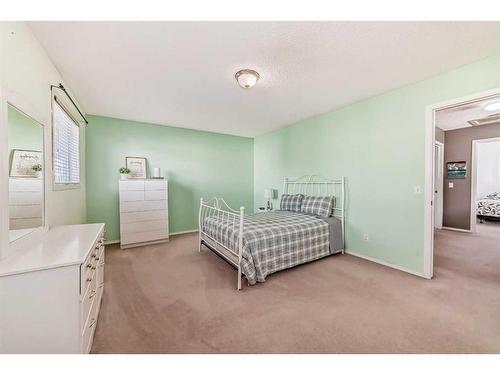 113 Douglas Glen Park Se, Calgary, AB - Indoor Photo Showing Bedroom