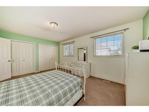 113 Douglas Glen Park Se, Calgary, AB - Indoor Photo Showing Bedroom