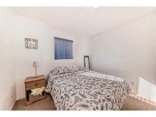 113 Douglas Glen Park Se, Calgary, AB - Indoor Photo Showing Bedroom