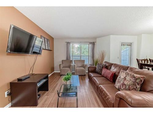 113 Douglas Glen Park Se, Calgary, AB - Indoor Photo Showing Living Room