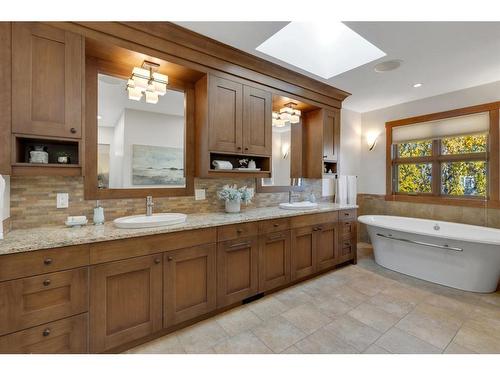 1743 47 Avenue Sw, Calgary, AB - Indoor Photo Showing Bathroom