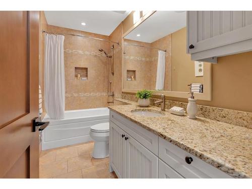 1743 47 Avenue Sw, Calgary, AB - Indoor Photo Showing Bathroom