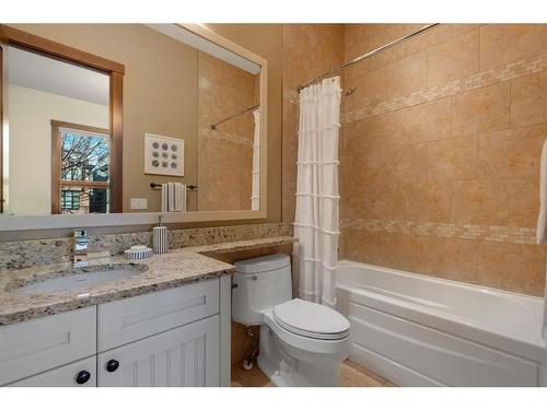 1743 47 Avenue Sw, Calgary, AB - Indoor Photo Showing Bathroom