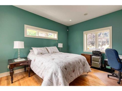 1827 11 Avenue Nw, Calgary, AB - Indoor Photo Showing Bedroom