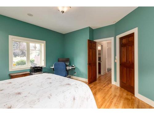 1827 11 Avenue Nw, Calgary, AB - Indoor Photo Showing Bedroom