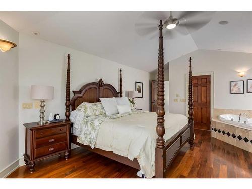 1827 11 Avenue Nw, Calgary, AB - Indoor Photo Showing Bedroom