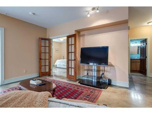 1827 11 Avenue Nw, Calgary, AB - Indoor Photo Showing Living Room