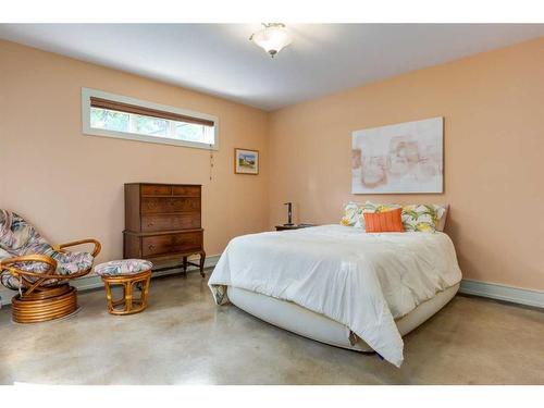 1827 11 Avenue Nw, Calgary, AB - Indoor Photo Showing Bedroom