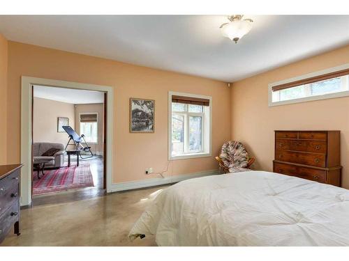 1827 11 Avenue Nw, Calgary, AB - Indoor Photo Showing Bedroom