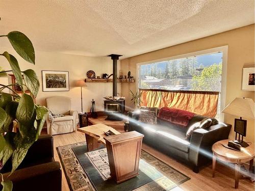 9 Macdonald Place, Canmore, AB - Indoor Photo Showing Living Room