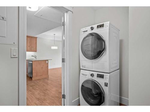 302-808 Spring Creek Drive, Canmore, AB - Indoor Photo Showing Laundry Room