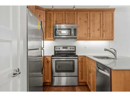 302-808 Spring Creek Drive, Canmore, AB - Indoor Photo Showing Kitchen