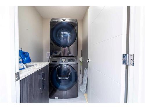 14 Baysprings Terrace Sw, Airdrie, AB - Indoor Photo Showing Laundry Room