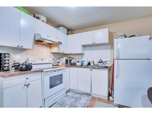 48 Saddlecrest Place Ne, Calgary, AB - Indoor Photo Showing Kitchen