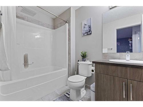 18 Evanscrest Terrace Nw, Calgary, AB - Indoor Photo Showing Bathroom