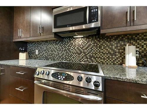 110-1905 27 Avenue Sw, Calgary, AB - Indoor Photo Showing Kitchen With Upgraded Kitchen