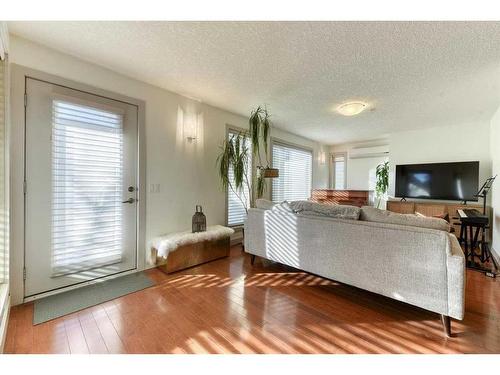 110-1905 27 Avenue Sw, Calgary, AB - Indoor Photo Showing Living Room