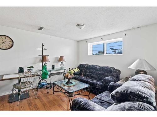 6128 Madigan Drive Ne, Calgary, AB - Indoor Photo Showing Living Room