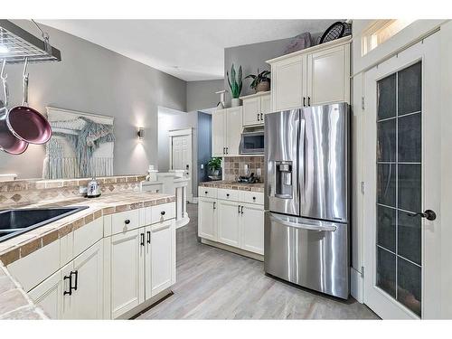 37 Rowland, Okotoks, AB - Indoor Photo Showing Kitchen