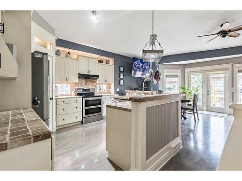 37 Rowland, Okotoks, AB - Indoor Photo Showing Kitchen