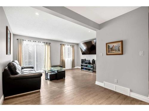 20-219 90 Avenue Se, Calgary, AB - Indoor Photo Showing Living Room