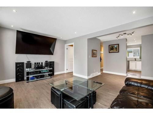 20-219 90 Avenue Se, Calgary, AB - Indoor Photo Showing Living Room