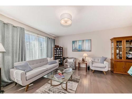 33 Fireside Landing, Cochrane, AB - Indoor Photo Showing Living Room