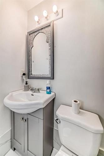 275 Taravista Street Ne, Calgary, AB - Indoor Photo Showing Bathroom