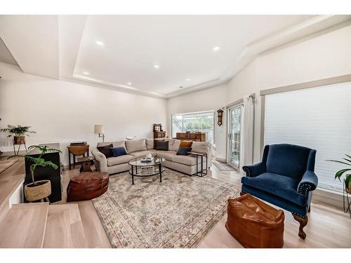 254-4037 42 Street Nw, Calgary, AB - Indoor Photo Showing Living Room