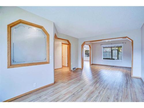 3626 Douglas Ridge Boulevard Se, Calgary, AB - Indoor Photo Showing Living Room