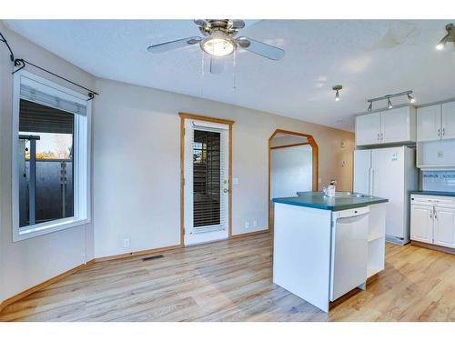 3626 Douglas Ridge Boulevard Se, Calgary, AB - Indoor Photo Showing Kitchen