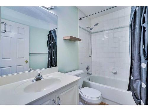 3626 Douglas Ridge Boulevard Se, Calgary, AB - Indoor Photo Showing Bathroom