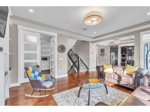 71 Elmont Rise Sw, Calgary, AB - Indoor Photo Showing Living Room