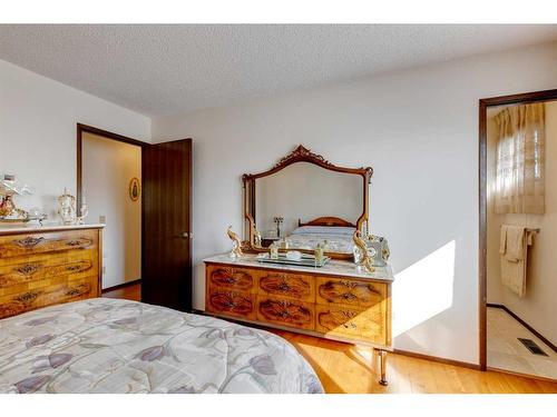 311 Temple Close Ne, Calgary, AB - Indoor Photo Showing Bedroom