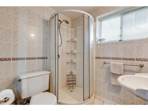 311 Temple Close Ne, Calgary, AB - Indoor Photo Showing Bathroom