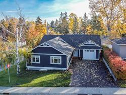 3 Glenview Crescent SW Calgary, AB T3E 4H6